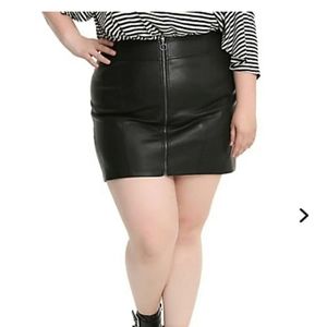 Black pleather mini skirt!